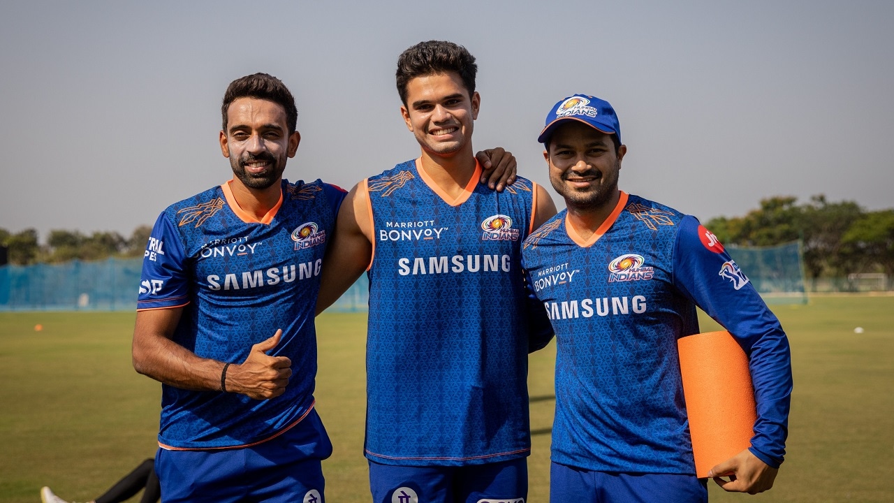 Mumbai Indians players Dhawal Kulkarni, Arjun Tendulkar and Aditya Tare during a practice session (Image: Twitter/@mipaltan)